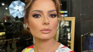 Алекс Сърчаджиева глътнала муха на сцената