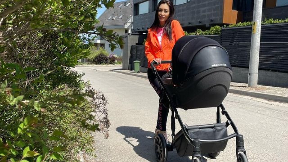 Джена изведе бебето на първа разходка