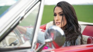 Инфлуенсърка нажежи страстите! Лъснаха й прелестите в клип