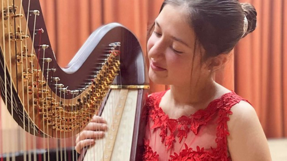 Българско музикантче шашна американците! 12-годишната Никол е най-малката арфистка с албум