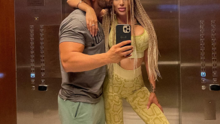 Джулката пак направи полицайчето за смях, сложи му гнездо на главата (Фото по-долу)