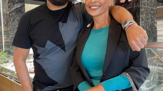 Азис трогна майка си