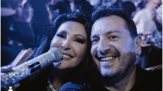 Драгана пее с бг микрофон, обсипан с кристали Сваровски (Снимка в галерията)