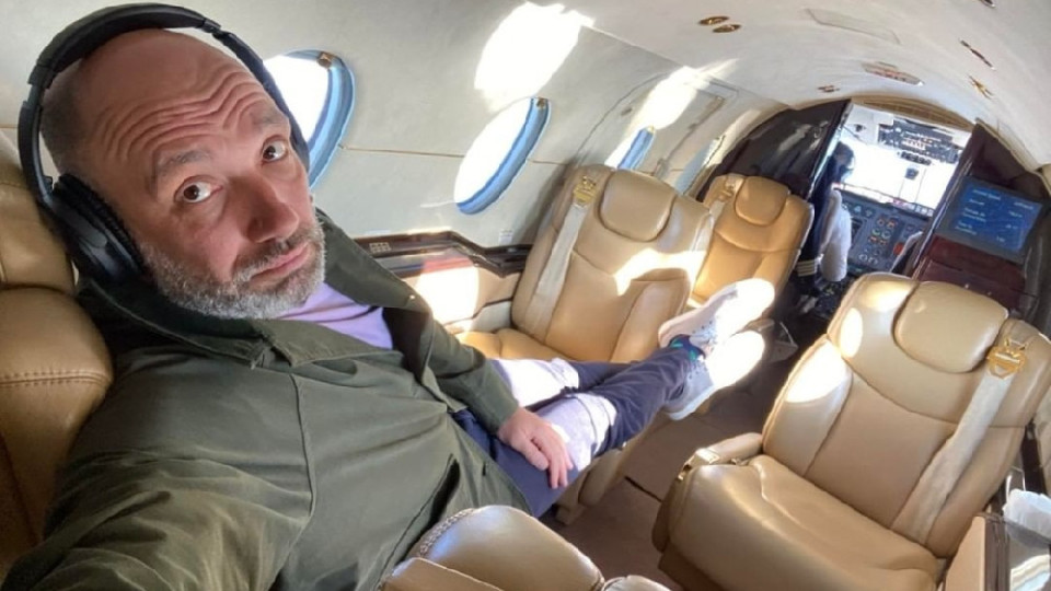 Захари Бахаров сам в самолета