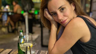 Кърджилова разпусна с чаша вино след представление