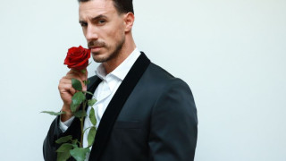 Бащата на „Ергенът“ го завел на платена любов