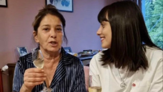 Катето Евро учи снахата да пие ракия