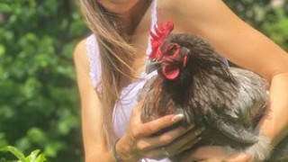 Мис Плеймейт Диана Габровска: Аз, грешницата, заклах кокошка