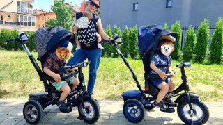 Наведнъж! Мама Ася разходи и трите деца