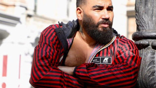 Азис поля раждането на сина си с три партита (Снимки)