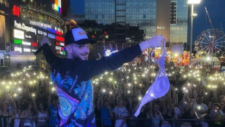 Фенка метна сутиена си по Криско, той пък се помисли за Енрикие Иглесиас