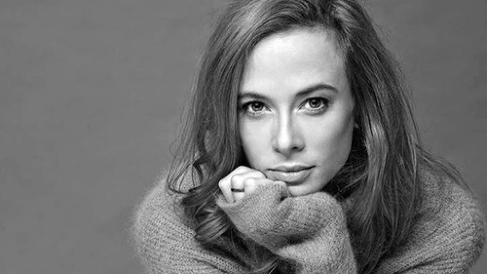Театрална фенка разби глава на Весела Бабинова Театрална фенка разби глава на Весела Бабинова