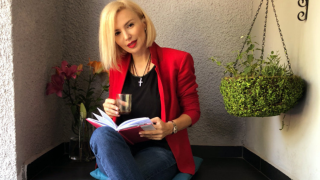 Ирина Тенчева се гласи да е цяло лято в Гърция