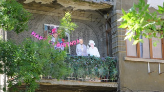 Евгени Минчев се забавлява: Лордът  „награби“ кралицата на терасата си, кръсти пчела на майка си Лула