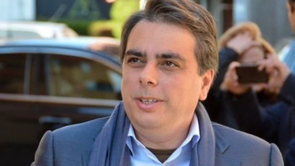 Асен Василев на вечеря с млада дама Асен Василев на вечеря с млада дама