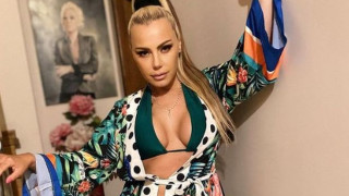 Камелия се фука с нов силикон