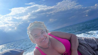 Марта Вачкова се показа по розов бански в нета