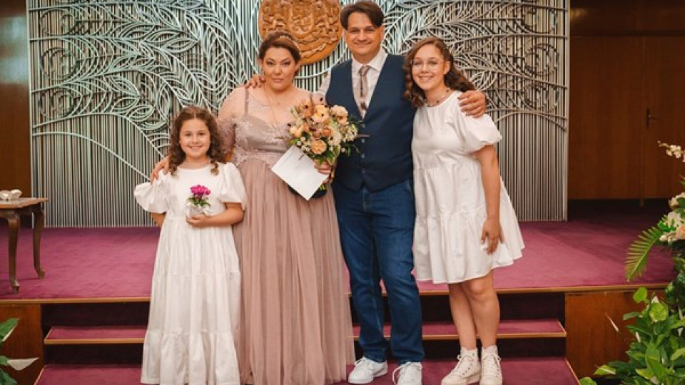 Щерките на Мариан Бачев шаферки на сватбата му! Александрина и Косара нямат търпение да видят мама и тати като младоженци