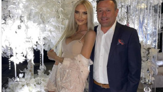 Намек към Рачков? Анита се барна в бяло за ЧРД