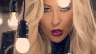 Уж за молитва: Андреа влезе в църква с огромно деколте и слънчеви очила (Снимка)