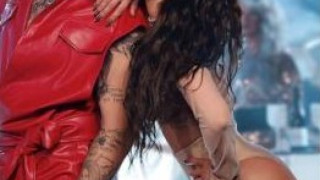 Емануела се напомпа цялата – показва бразилски форми в клип