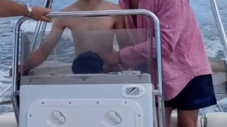 Тачо и Жени учат сина си да управлява моторница