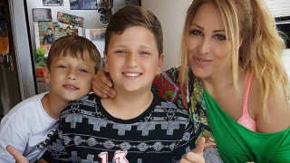 Рени нагушка малкия си син за ЧРД в Гърция