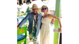 Мир! Евгени Минчев и Гала папкат заедно сладкиши