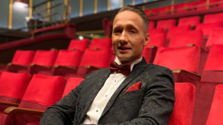 Гримиран! Дарин Ангелов с червило