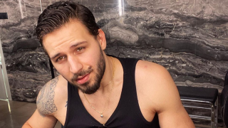 Папи Ханс не е на левия бряг, но се заиграва с меките китки