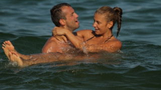 Анелия на море с гаджето