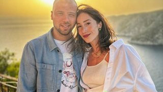 Златно момиче се препича с футболист на Закинтос (СНИМКИ)