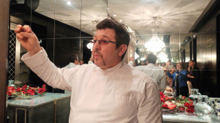 Прецакан! Одраха кожата на шеф Петров с лаврак за 140 лв