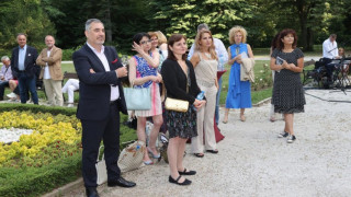 Влюбени гълъбчета! Цветанка Ризова завлече новия си на изложба