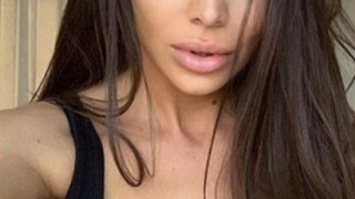 Режисьор мами фенките на Алисия! Лъже, че ще ги снима в клип, ако се покажат без дрехи