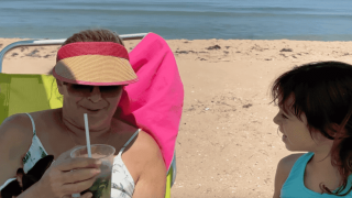 Катето Евро пийва по малко на плажа