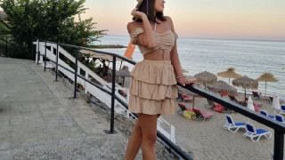 Бонбонова събра погледите на плажа с капела (ФОТО)