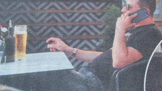 Прохлада! Синът на Доган пийва биричка на сянка