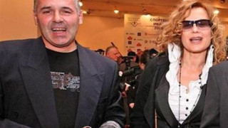 Морски! Аня Пенчева отмаря на каравана с мъжа си