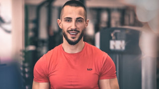 Гъзария! Наум Шопов си купи бяла кола на ток