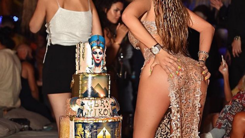 Гнусно: Гери-Никол се разчекна над тортата си за ЧРД (Снимки)