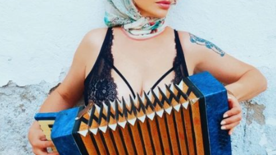 Ваня Щерева свири на акордеон