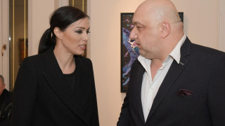 Виктория Петрова стана модел за картина на любимия мъж