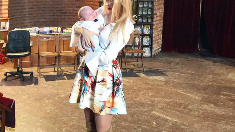 Антония Петрова показа бебето