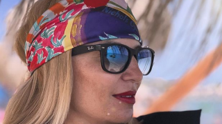 Ирина Тенчева с червило и на плажа