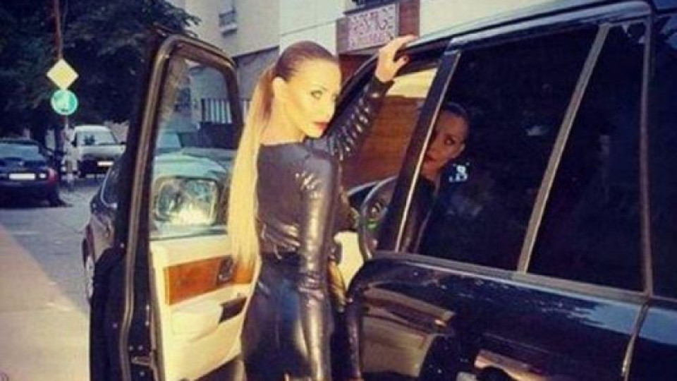Ивайла Бакалова с нов тузарски джип Ивайла Бакалова с нов тузарски джип