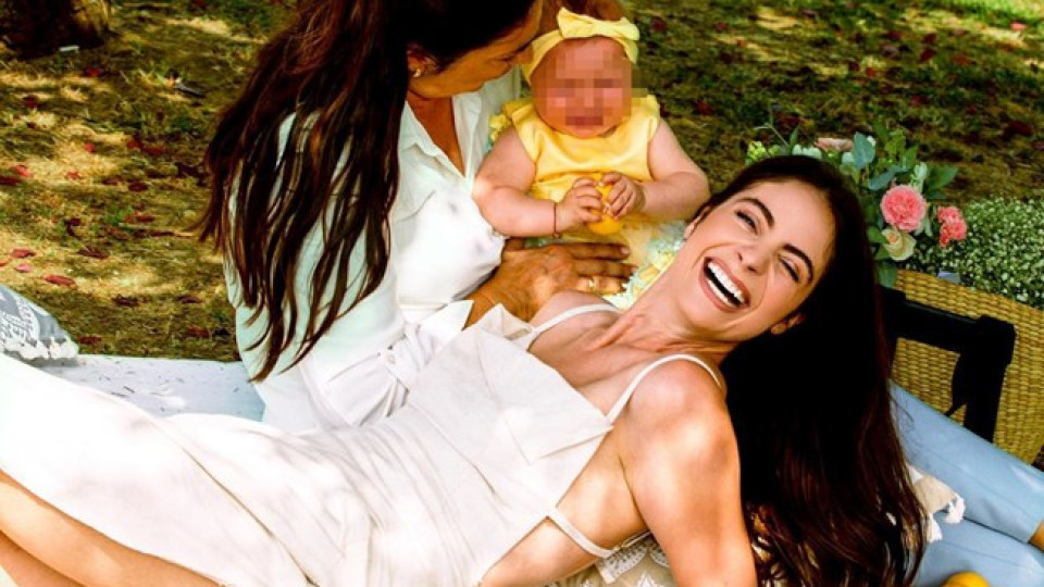 Мис България на пикник с бебето