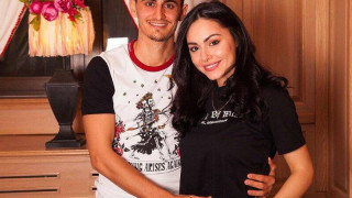 Миската Радост ориса бебето си