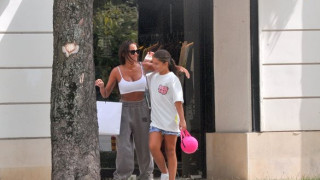 Николета кипри щерка си за училище (Папарашки снимки)