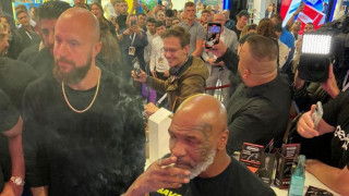 Опашка за селфита с Майк Тайсън на световно тютюнево изложение в Дортмунд